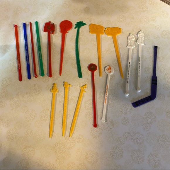 Vintage unique lot of 17 bar swizzle sticks , stir sticks . Mid Century barware - Picture 3 of 7